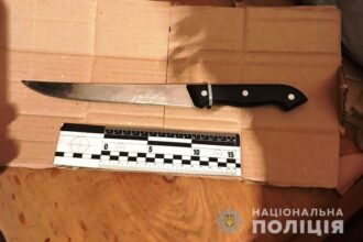 На Гайсинщині п’яний батько з ножем накинувся на 17-річного сина: хлопця прооперували