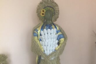 Майстрині Калинівської громади виготовили 2-метрову ляльку України-матері