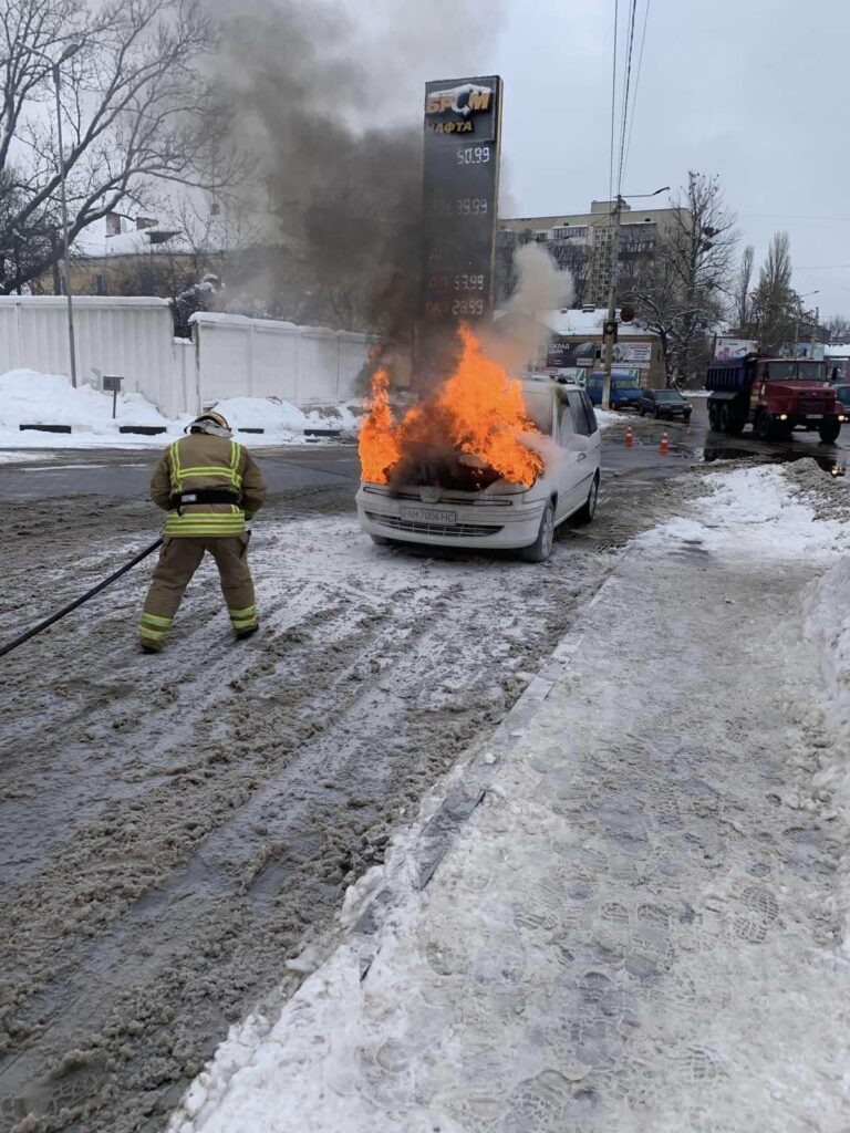 У Житомирі біля автовокзалу спалахнула іномарка - ФОТО