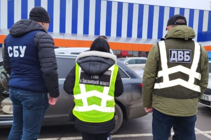 Житель Шепетівського району організував схему нелегального переправлення призовників через кордон