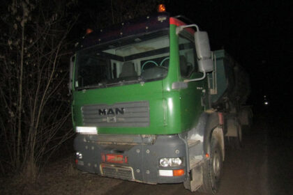 У Коростишівській громаді зупинили вантажівку з нелегально добутими надрами - ФОТО
