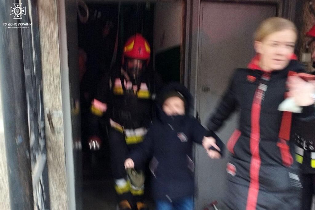 Пожежа в багатоповерхівці у Нетішині: евакуювали 12 людей - ФОТО