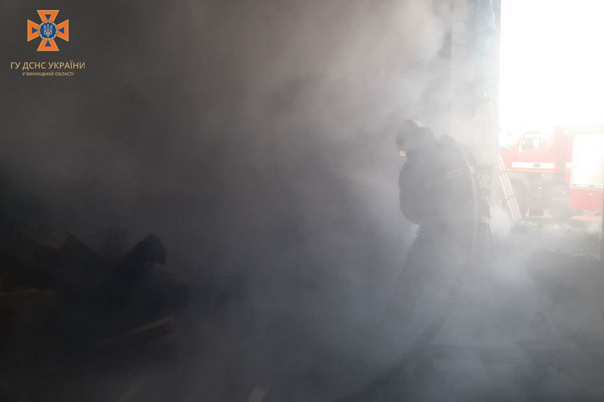 Масштабна пожежа охопила склад у Жмеринському районі