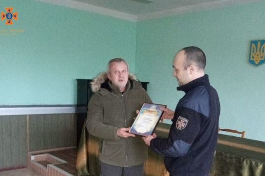 Самотужки врятував рибалок, що провалились під кригу: рятувальники нагородили героя з Білоцерківського району