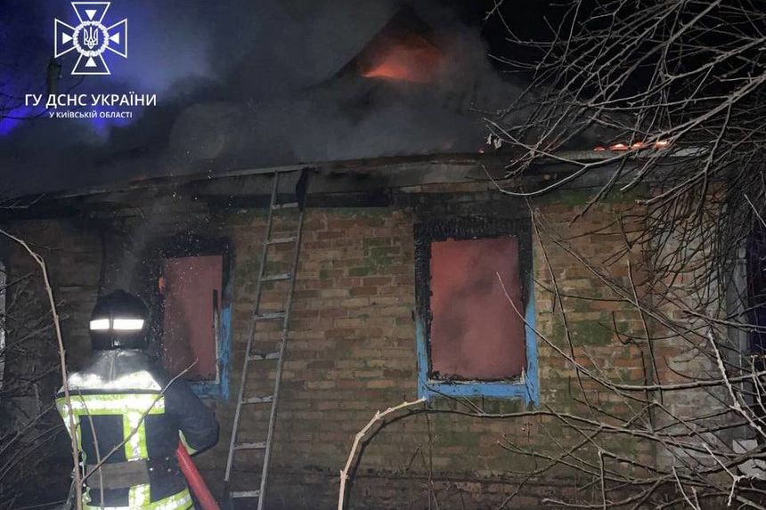 На Бориспільщині під час гасіння пожежі рятувальники виявили тіло загиблого чоловіка