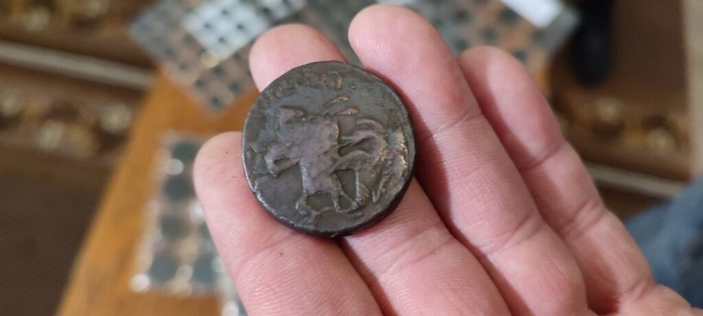 Шосткинець передав краєзнавчому музею понад 200 старовинних монет