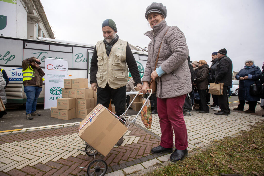Понад 320 жителів Ірпеня отримали гуманітарну допомогу від благодійників