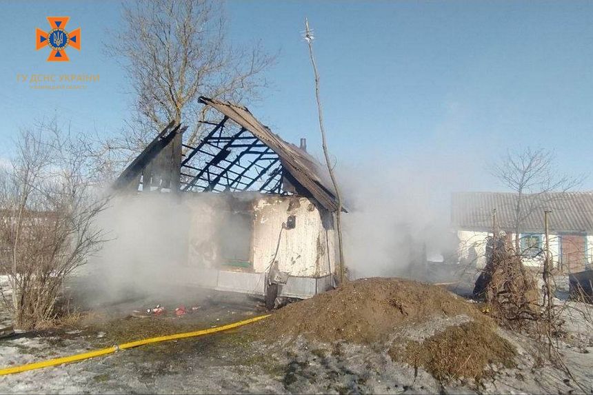 Масштабне полум’я у Хмільницькому районі знищило покрівлю і майно житлового будинку