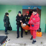 80-літню жительку Нетішина з власної квартири рятували поліція, ДСНС і медики