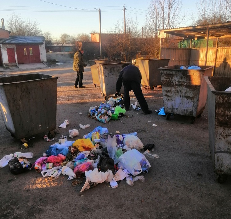 У Калинівці викрали «школярика» і поглумилися над майданчиком для збору сміття - ФОТО
