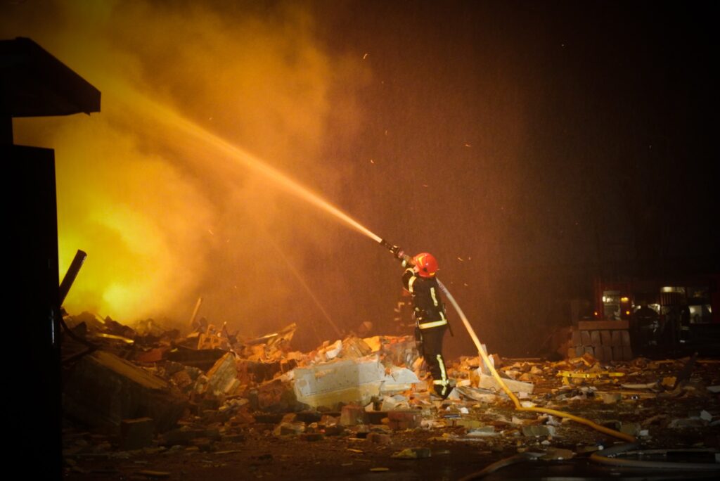 Хмельницькі рятувальники понесли непоправні втрати - ФОТО з місця ворожої атаки