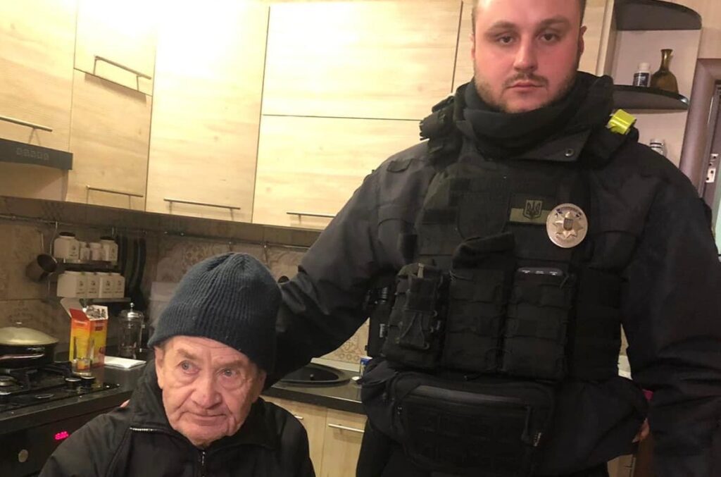 Хотів сісти на потяг до Вінниці: поліцейські розшукали дідуся з Бучанського району
