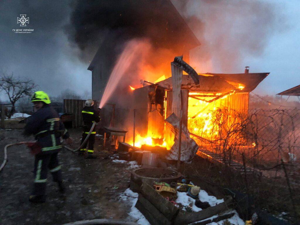 Масштабна пожежа у Бердичівському районі: згоріла покрівля і три транспортні засоби - ФОТО
