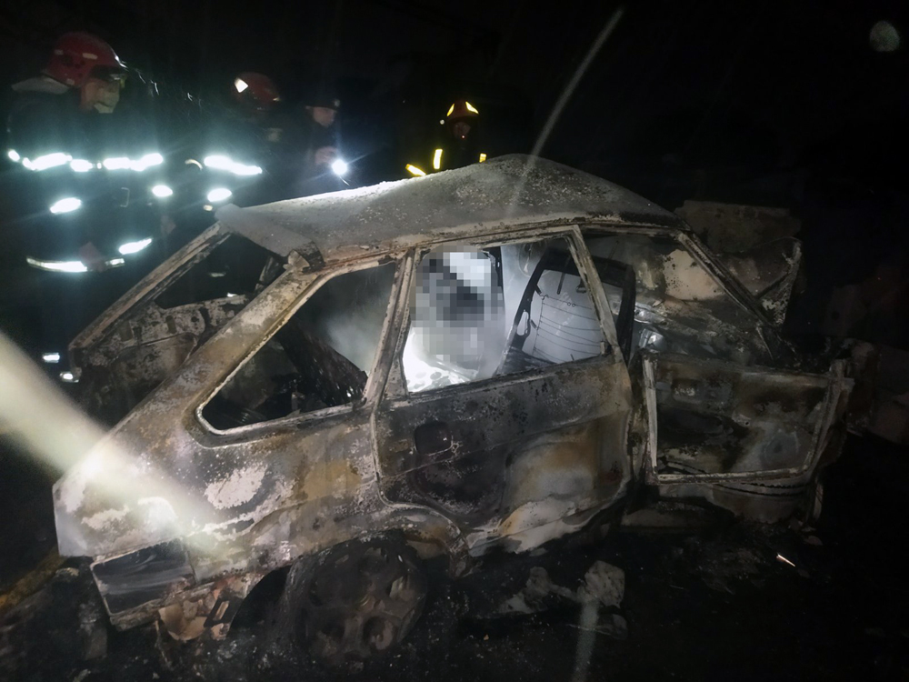 Цієї ночі автівка на трасі Виступовичі – Могилів-Подільський згоріла вщент разом з водієм - ФОТО