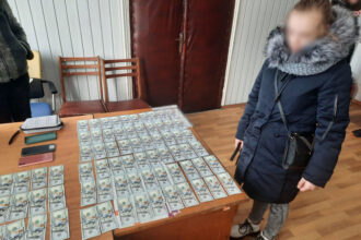 На Прилуччині 19-річна дівчина вкрала у своєї родички-пенсіонерки 400 тисяч гривень, які вона отримала в якості соціальної допомоги