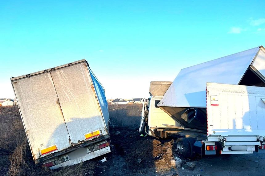 На Київщині зіткнулись три вантажівки: є постраждалий