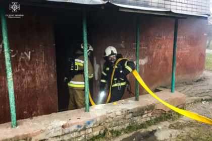 У підвалі уманської багатоповерхівки на пожежі врятували жінку