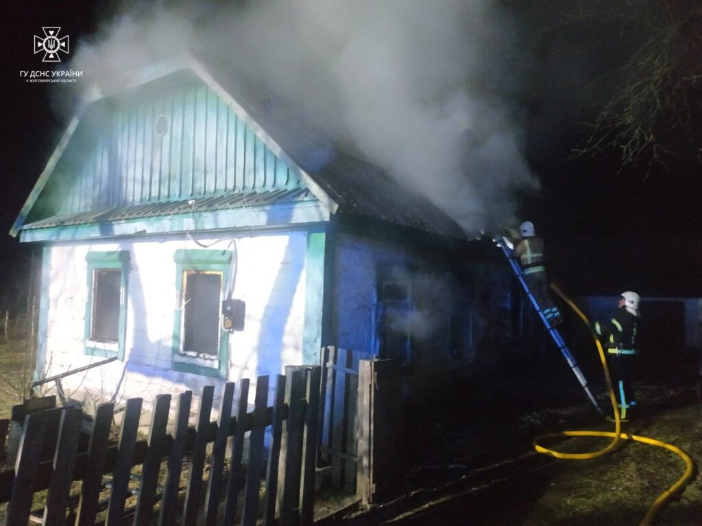 В Овруцькій громаді загорівся дерев’яний дім - ФОТО