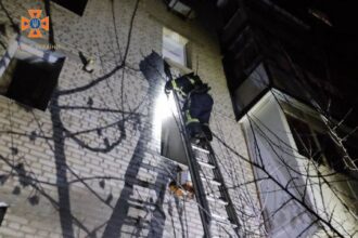 У Хмільницькій багатоповерхівці зачинився хлопчик – знадобилася допомога рятувальників