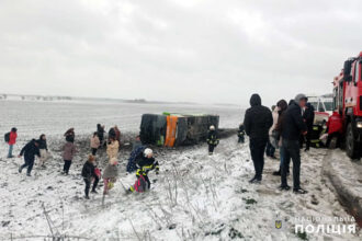 Біля Волочиська перекинувся автобус з пасажирами: постраждали 18 людей