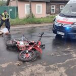 У Шостці автомобіль зіткнувся з мотоциклом: жінка в лікарні