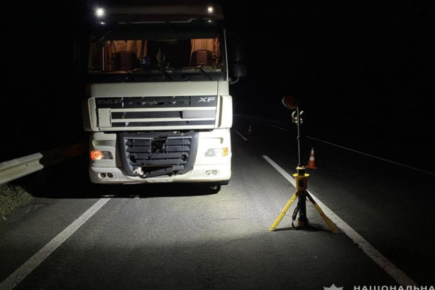 На автошляху Кіпті-Глухів вантажівка збила на смерть 17-річного хлопця