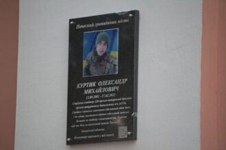 Назавжди 19: у Кам'янці-Подільському відкрили меморіальну дошку Герою Олександрові Куртику